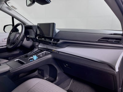 2025 Toyota Sienna LE